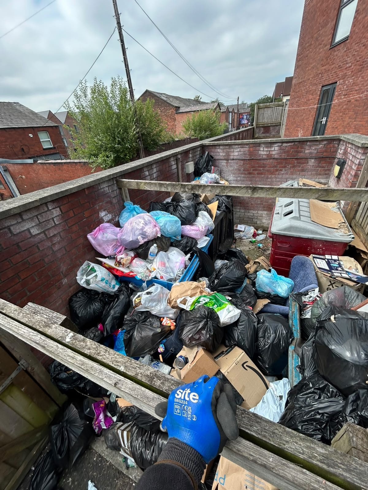 Overflowing bin chamber before clearance